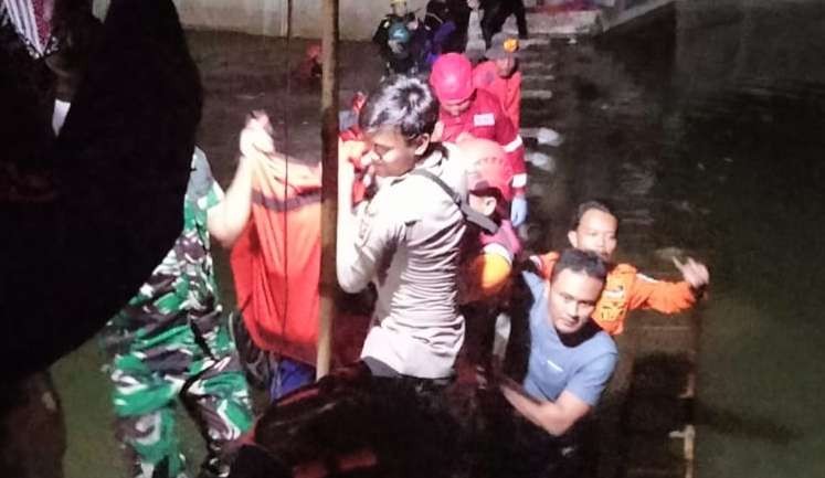 Jenazah korban berhasil dievakuasi dari sungai oleh petugas dari BPBD Tuban, Jawa Timur. (Foto: Dokumentasi Polres Tuban)
