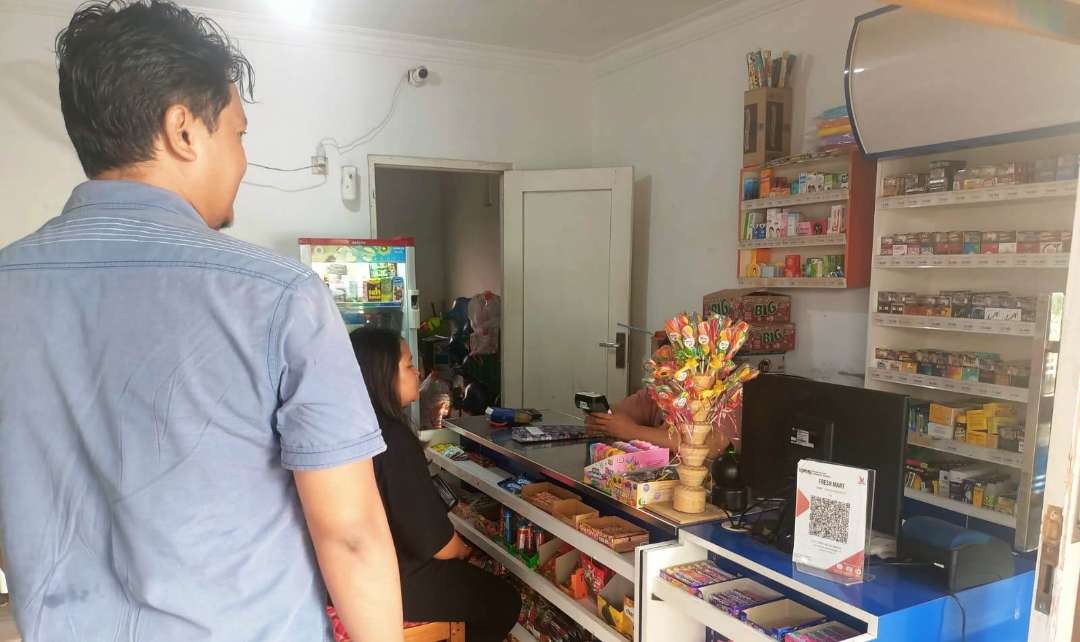 Petugas Polsek Cluring melakukan olah TKP di minimarket tempat kejadian pencurian (Foto: Muh Hujaini/Ngopibareng.id)