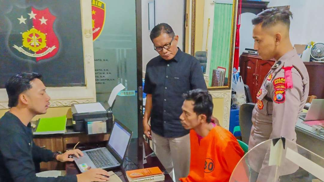 NS, 34 tahun, terduga pelaku saat diperiksa anggota Satreskrim Polres Probolinggo Kota. (Foto: Humas Polres Probolinggo Kota).