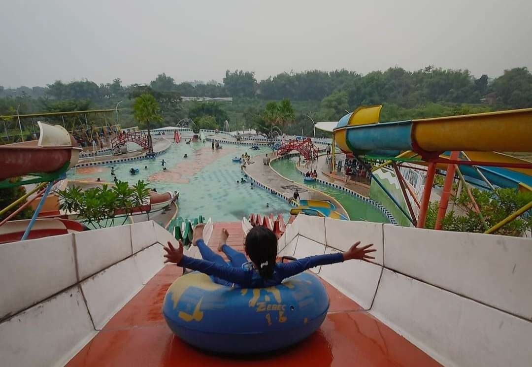 Kolam renang parimas waterpark. (Foto: Instagram @parimaswaterpark)