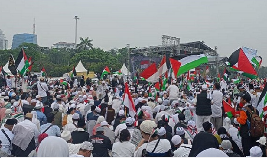 Gempuran Israel yang kembali berlanjut di Gaza diikuti dengan Aksi Munajat Kubro, bela Palestina, di Silang Monas, Jakarta, Sabtu 2 Desember 2023. (Foto: Inews)