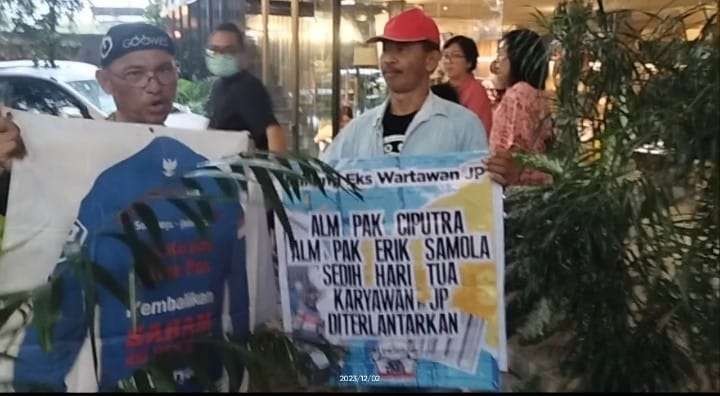 Abdul Muis mantan wartawan Jawa (JP) Pos yang Gowes Sby-Jkt, akhirnya mendatangi komisaris JP, Goenawan Mohamad (GM), di Gedung Salihara, Jakarta Selatan, Sabtu sore 2 Desember 2023. (Foto: istimewa)
