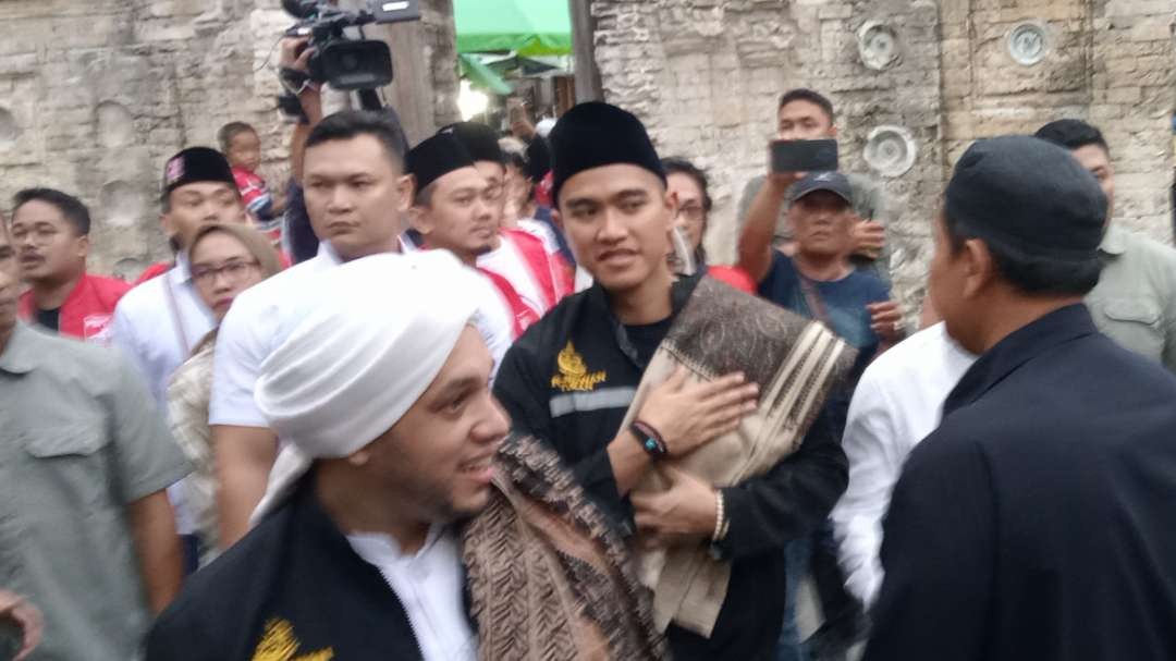 Kaesang Pangarep bersama Habib Hussein memasuki kompleks makam Sunan Bonang Tuban (Foto: Khoirul Huda/Ngopibareng.id)