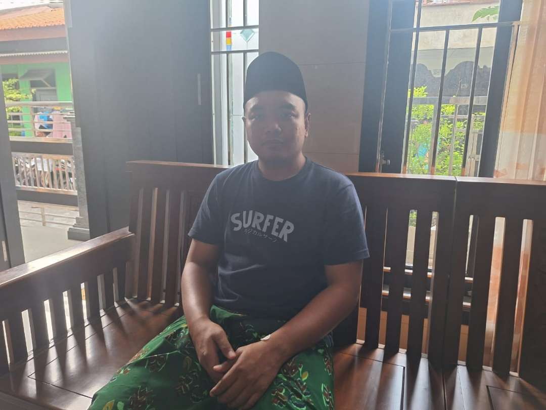 Abdul Muid Kafi, salah seorang anggota Satpol PP Kota Surabaya yang menjadi korban pemukulan oleh massa aksi unjuk rasa, pada Jumat 1 Desember 2023 lalu. (Foto: Julianus Palermo/Ngopibareng.id)