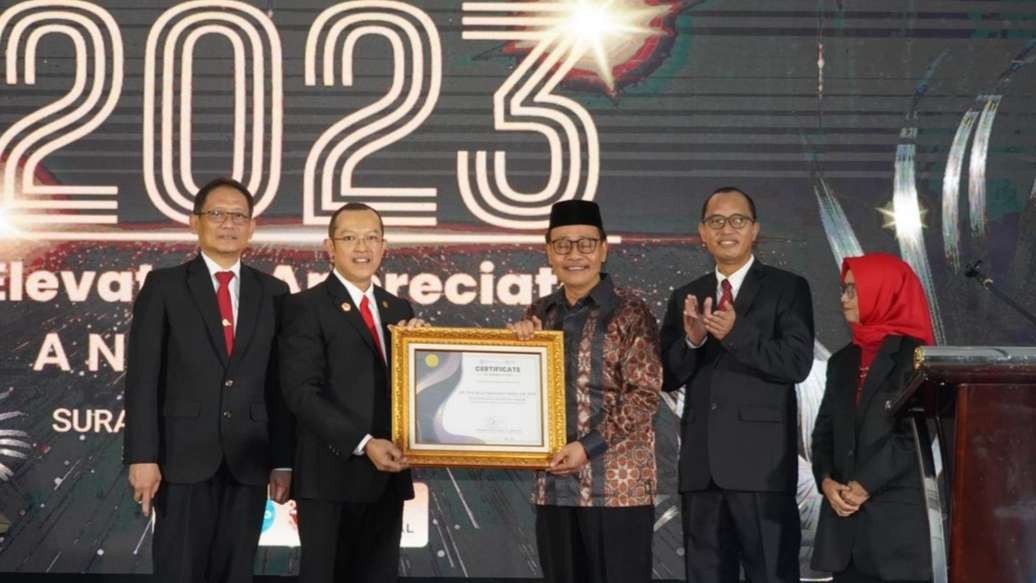 KH Hasan Mutawakkil Alallah Pengasuh Ponpes Zainul Hasan Genggong Probolinggo, Menerima penghargaan dari pascasarjana Unair. (Foto: pasca unair)