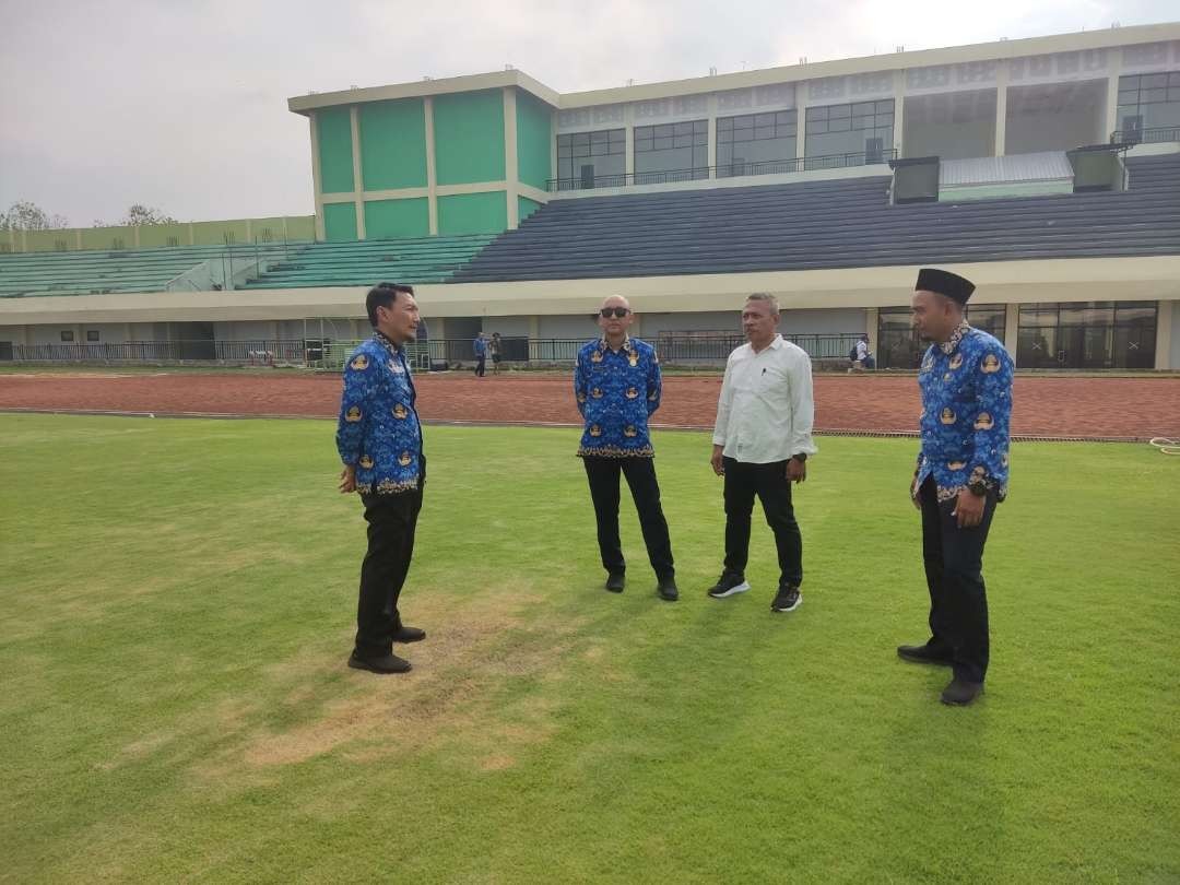 Kepala Dispora Lamongan, Erwin S didampingi Ketua Panpel Persela, Mahfud Syafi'i (tengah) saat berkunjung ke Tuban Sport Center Tuban (Foto : Istimewa)