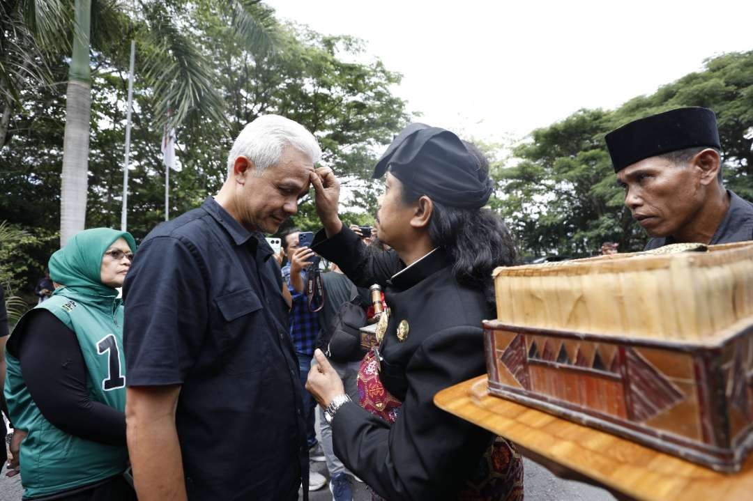 Ketua Umum Laskar Sasak, Datu Anom mengolesi minyak Geding Kedaton untuk capres Ganjar Pranowo dinobatkan jadi keluarga besar. (Foto: Istimewa)