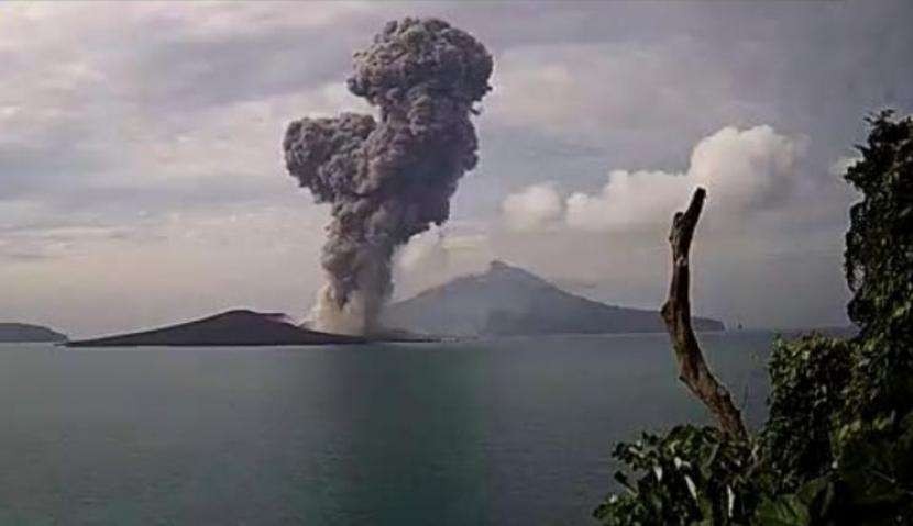 Gunung Anak Krakatau yang berada di perairan Selat Sunda, Kabupaten Lampung Selatan, Provinsi Lampung, kembali meletus. (Foto: PVMBG)