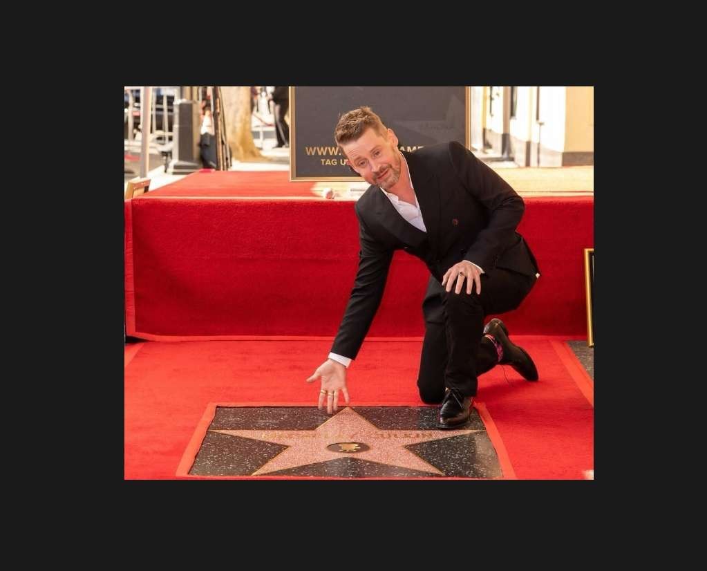 Nama mantan bintang film cilik, Home Alone, Macaulay Culkin, diabadikan di Hollywood Walk of Fame, Hollywood Boulevard dalam kategori Motion Pictures. (Foto: X @hwdwalkoffame)