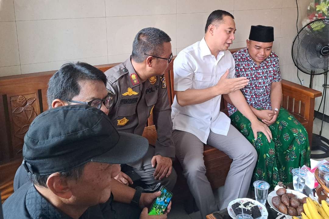 Anggota Satpol PP AM saat dikunjungi Walikota Surabaya, Eri Cahyadi pagi ini. (Foto: Pita Sari/Ngopibareng.id)