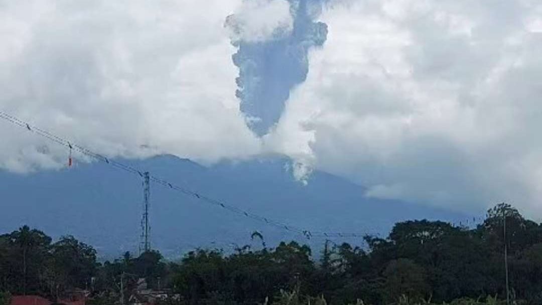 Gunung Marapi di Sumatera Barat meletus, Minggu 3 Desember 2022 pukul 14.54 WIB. (Foto: X BNPB)
