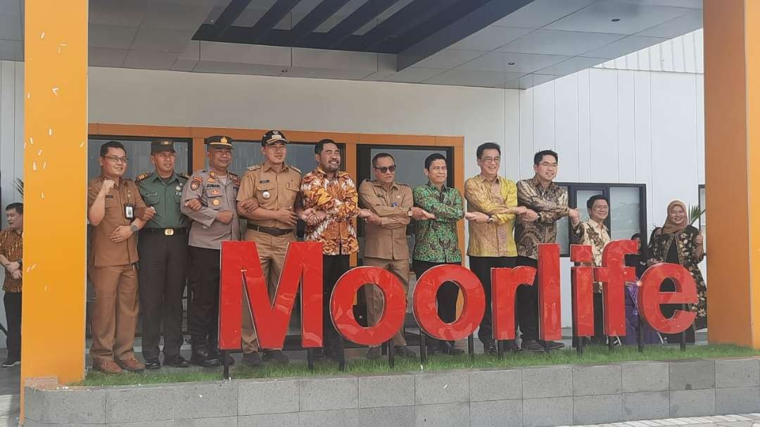 Hermanto Tanoko (berdiri: dua dari kiri) saat peresmian pabrik baru Moorlife di Nganjuk, Jawa Timur, Senin 4 Desember 2023. (Foto: Istimewa)
