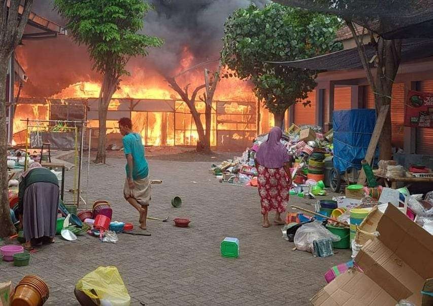Kebakaran melanda Pasar Leces, Kabupaten Probolinggo. (Foto: Ikhsan Mahmudi/Ngopibareng.id)