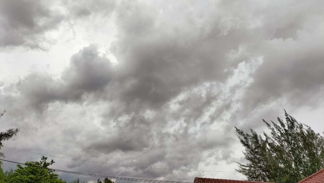 Prakiraan cuaca untuk wilayah Surabaya dan sekitarnya hujan tidak merata, Senin 4 Desember 2023 sore hingga malam hari. (Foto: Istimewa)