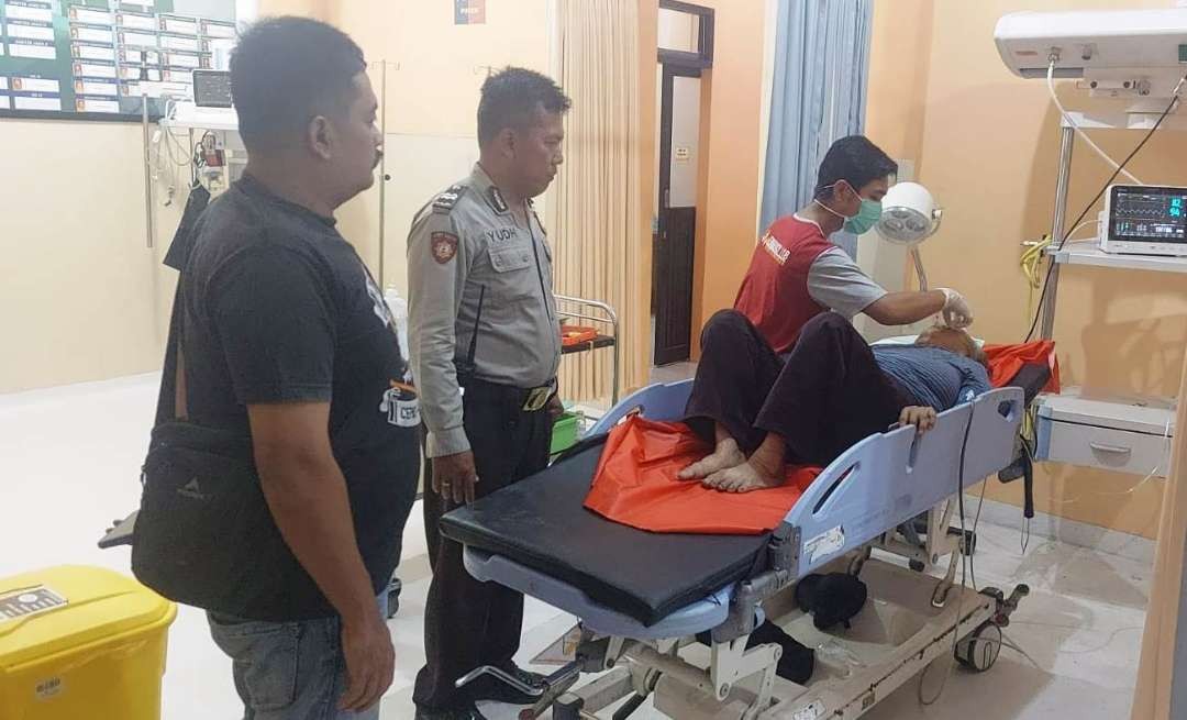 Petugas Polsek Glagah mengecek kondisi korban yang sedang dirawat di RSUD Blambangan (foto: istimewa)