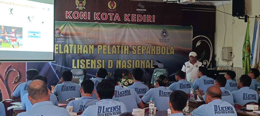 Askot PSSI Kota Kediri menggelar pelatihan pelatih sepak bola D Nasional. (Fendi Lesmana/ngopi bareng. id)