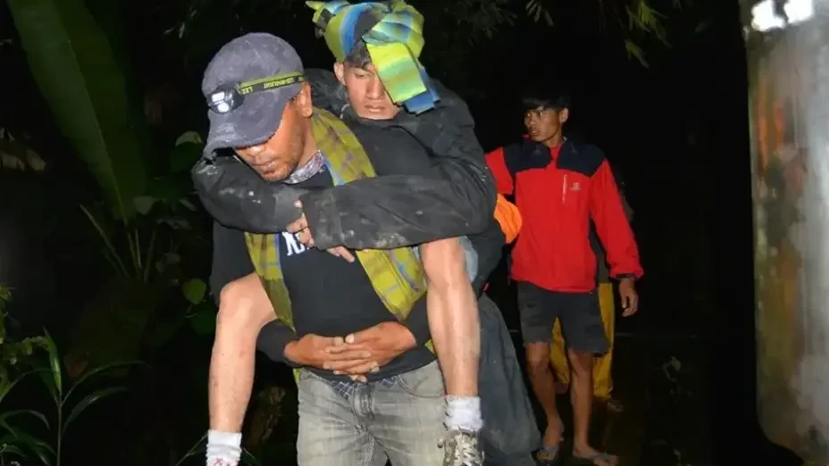 Evakuasi korban erupsi Gunung Marapi yang hingga saat ini telah berhasil membawa 7 korban, dimana 3 diantaranya meninggal dunia. (Foto: Ant)