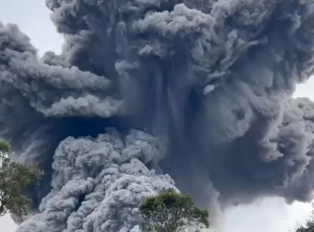 Kondisi Gunung Marapi saat erupsi. (Foto: Instagram Basarnas Padang)