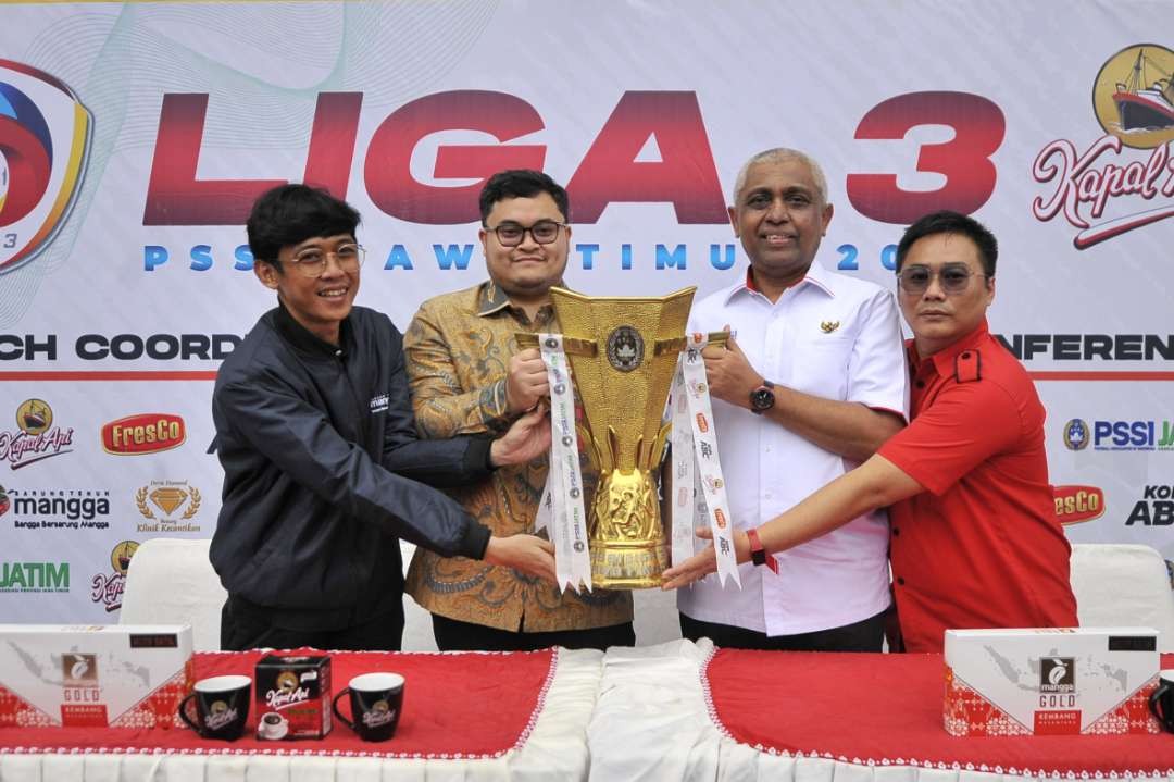 Bupati Kediri Hanindhito Himawan Pramana (kedua dari kiri) bersama Ketua Asprov PSSI Jatim Ahmad Riyadh (dua dari kanan),  membuka Liga 3 PSSI Jawa Timur, Rabu 5 Desember 2023 di Stadion Canda Bhirawa Kediri. (Foto: PSSI Jatim)