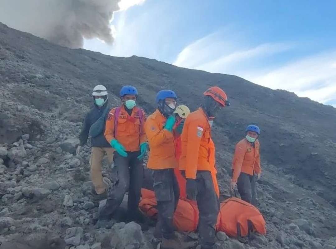 Tim SAR gabungan mengevakuasi korban meninggal di bawah puncak Gunung Marapi, Selasa 5 Desember 2023. (Foto: Instagram Basarnas Padang)