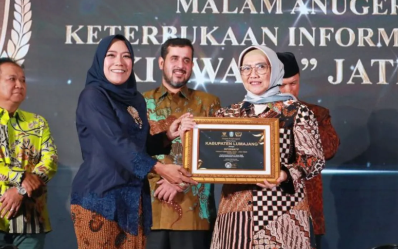 Penjabat (Pj) Bupati Lumajang Indah Wahyuni saat menerima penghargaan. (Foto: Kominfo Lumajang)
