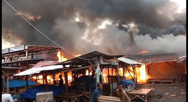 Pasar Leces, Kabupaten Probolinggo, saat terbakar, Senin, 4 Desember 2023. (Foto: Ikhsan Mahmudi/Ngopibareng.id)