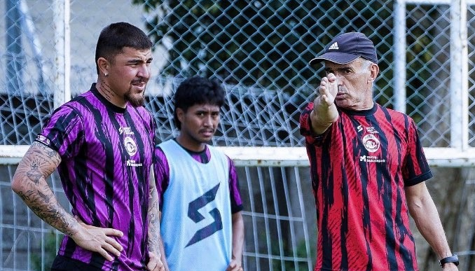 Pelatih Arema FC, Fernando Valente (kanan) saat memberikan instruksi pada sesi latihan. (Foto: Twitter/@Aremafcofficial)