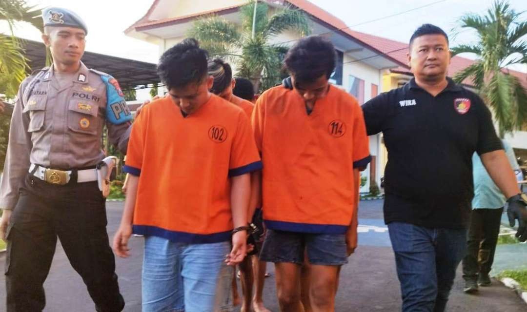 Polisi mengawal para tersangka kasus pengeroyokan (foto: Muh Hujaini/Ngopibareng.id)
