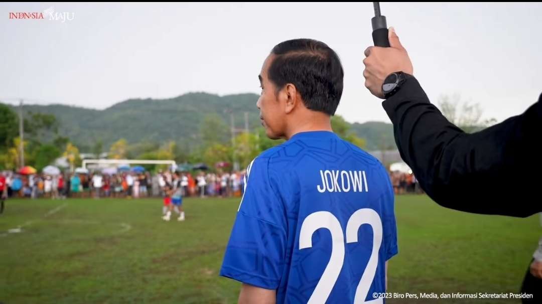 Presiden Jokowi pakai jersey nomor 22, kebetulan nomor urut anaknya, Gibran Rakabuming Raka sebagai cawapres Probowo bernomor urut 2. (Foto: Instagram @jokowi)