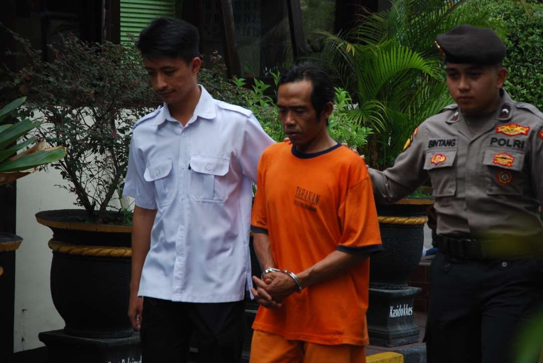 Muhammad Sahri, 47 tahun, warga Desa Jeru, Kecamatan Tumpang, Kabupaten Malang ditangkap Polres Malang karena diduga melakukan kekerasan seksual kepada anak kandungnya sendiri. (Foto: Moh Badar Risqullah/Ngopibareng.id)