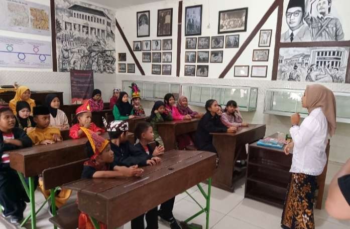 Ruang kelas SD Sulung bekas Raden Soekemi Sosrodiharjo mengajar ketika menjadi guru. Ruangannya masih digunakan untuk kegiatan belajar mengajar. (Foto: Asmanu Sudarso/Ngopibareng.id)