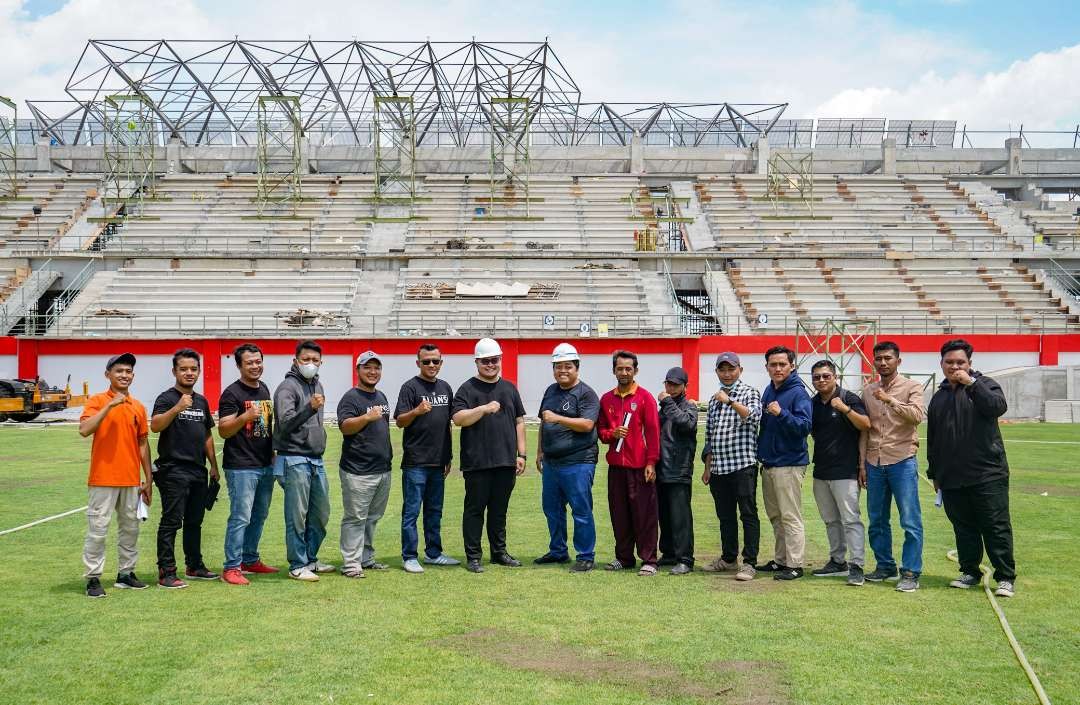 Bupati Kediri Hanindhito Himawan Pramana menggandeng Aliansi Suporter Persik dan Manajemen Persedikab dalam meninjau pembangunan Stadion Gelora Daha Jayati. (Foto: Istimewa)