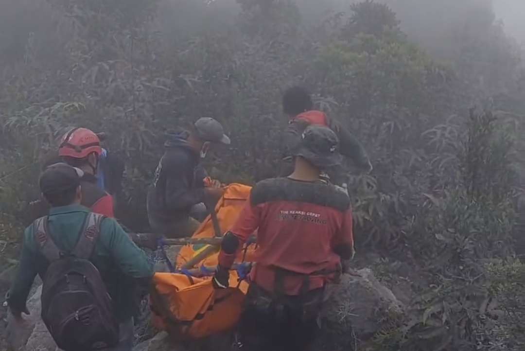 Perjuangan Tim SAR gabungan mengevakuasi korban meninggal erupsi Gunung Marapi. (Foto: Instagram @Basarnas Padang)