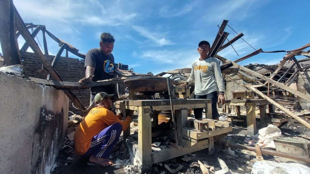Kondisi Pasar Leces pasca terbakar. Pemkab segera membangun tempat berjualan sementara. (Foto: Ikhsan Mahmudi/Ngopibareng.id)