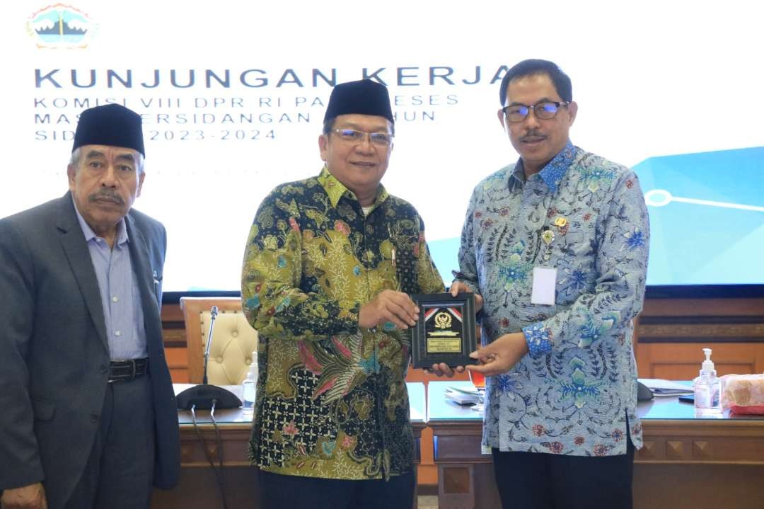 Pj Gubernur Jateng Nana Sudjana menerima kunjungan reses Komisi VIII DPR RI masa persidangan II tahun 2023-2024 di Kantor Gubernur Jawa Tengah, Rabu, 6 Desember 2023. (Foto: Dok Humas Jateng)