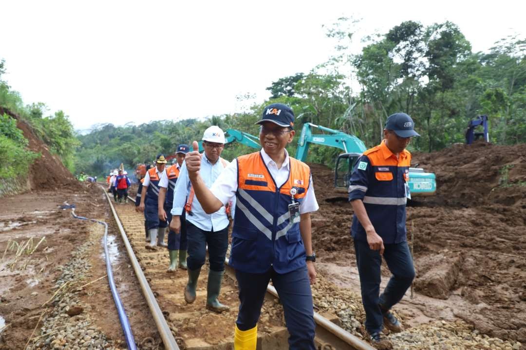 Direktur Utama PT Kereta Api Indonesia (Persero) – Didiek Hartantyo bersama tim lakukan peninjauan di KM 340 + 100 petak jalan antara Stasiun Karanggandul – Karangsari, Purwokerto, Jawa Tengah pada Selasa 5 Desember 2023. (Foto: dpk pt kai)