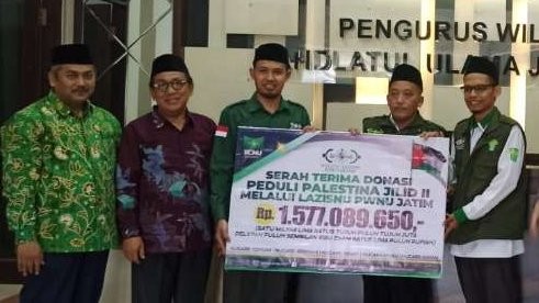 Penyerahan hasil penggalangan dana untuk Palestina dari LAZISNU Jawa Timur periode kedua di Kantor PWNU Jatim, Selasa 5 Desember 2023. (Foto adi-ngopibarengid)