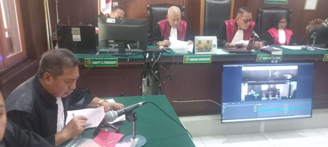 Jaksa Penuntut Umum, Fathor Rasyid membacakan dakwaan terhadap Heriyanto alias Ribut, oknum juru parkir, pada Rabu 6 Desember 2023. (Foto: Istimewa)