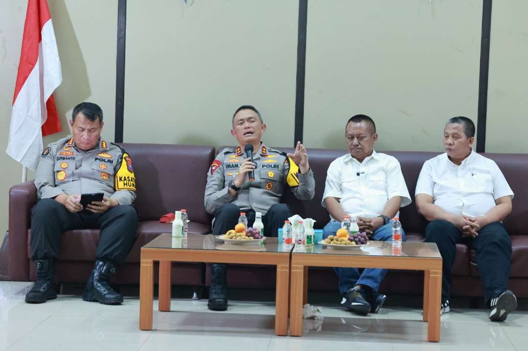 Kapolda Jatim, Irjen Pol Imam Sugianto (dua dari kiri) saat berkunjung ke Kantor PWI Jatim, Surabaya, Rabu 6 Desember 2023. (Foto: Istimewa)