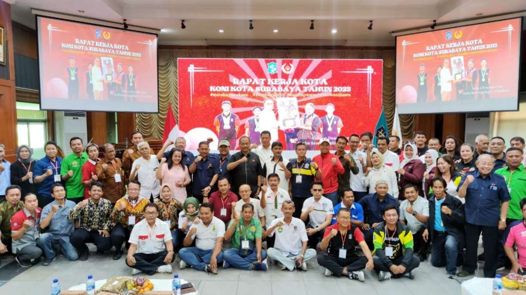 Ketua KONI Jatim, M Nabil (tengah) bersama peserta Rakerkot KONI Surabaya di Graha Sawunggaling, Surabaya, Rabu 6 Desember 2023. (Foto: Fariz Yarbo/Ngopibareng.id)