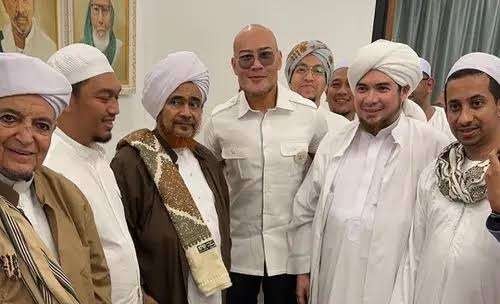 Habib Umar bin Hafidz, di antara tokoh dari Ahlulbait yang dihormati di kalangan ulama pesantren di Nusantara. (Foto:dok/ngopibareng.id)