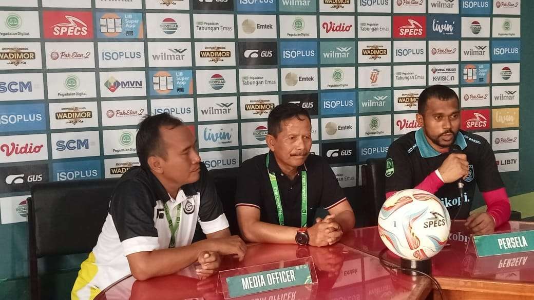 Pelatih Persela Lamongan, Djajang Nurdjaman didampingi penjaga gawang Reimas saat konferensi pers usai lawan Gresik United di Stadion Supriyadi, Blitar. (Foto: Istimewa)