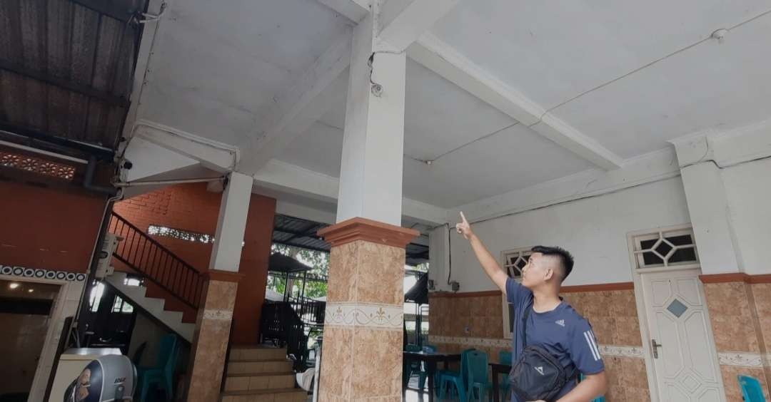 Gunawan saat menujukan CCTV yang merekam aksi pelaku. (Foto: Deni Lukmantara/Ngopibareng.id)