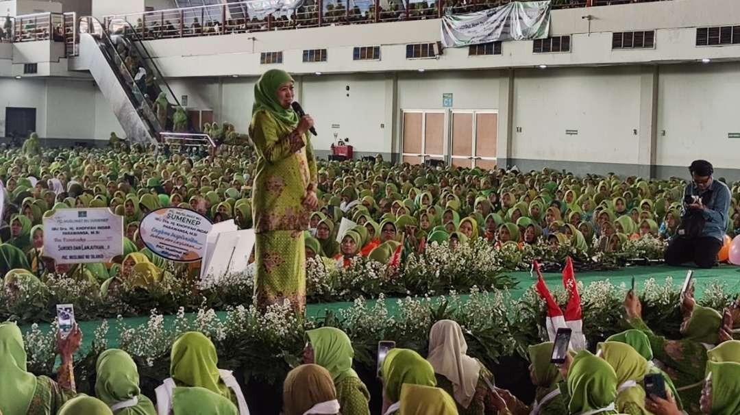 Gubernur Jatim, Khofifah Indar Parawansa memohon dukungan dari Muslimat NU untuk maju di Pilgub Jatim 2024. (Foto: Fariz Yarbo/Ngopibareng.id)