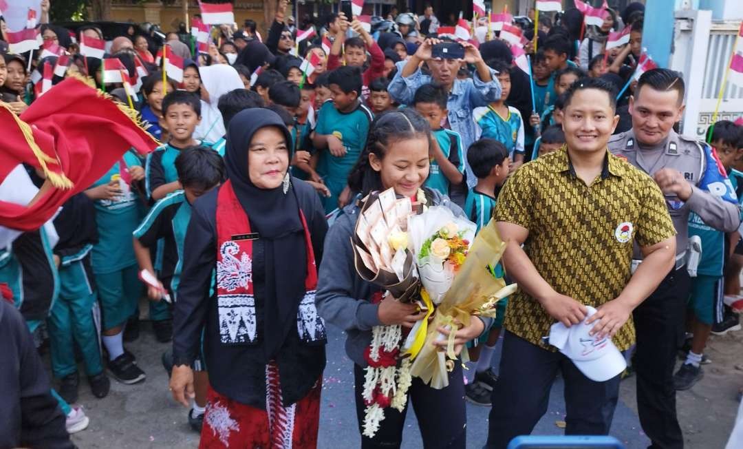 Dhea disambut meriah guru dan teman-teman sekolahnya (Foto:Muh Hujaini/Ngopibareng.id)