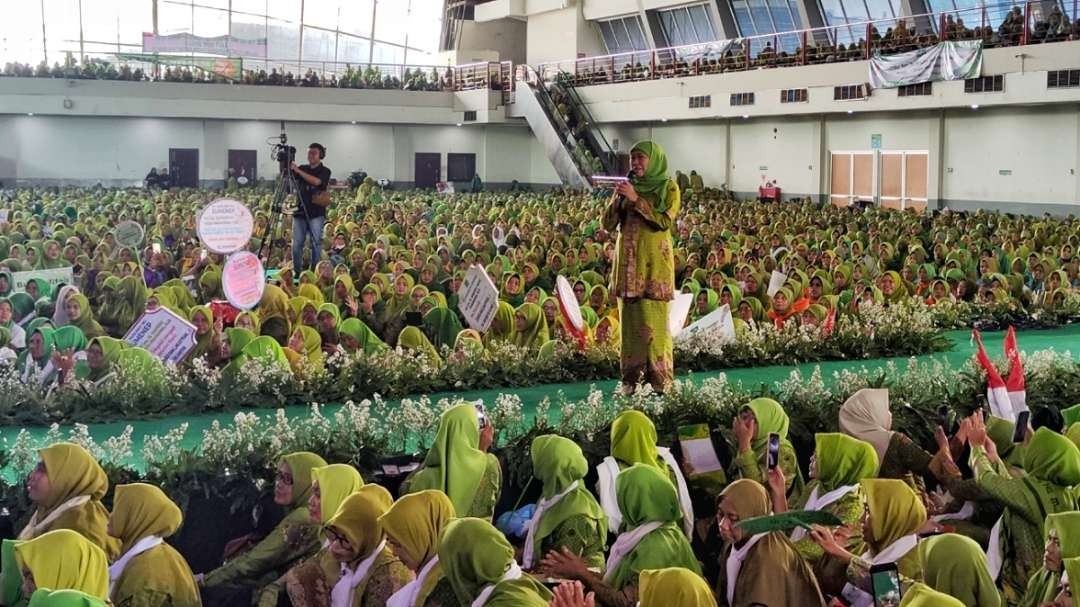 Gubernur Jatim, Khofifah Indar Parawansa saat memberikan sambutan dalam acara dzikir, sholawat dan doa bersama Muslimat NU di Jatim Expo, Surabaya, Kamis 7 Desember 2024. (Foto: Fariz Yarbo/Ngopibareng.id)