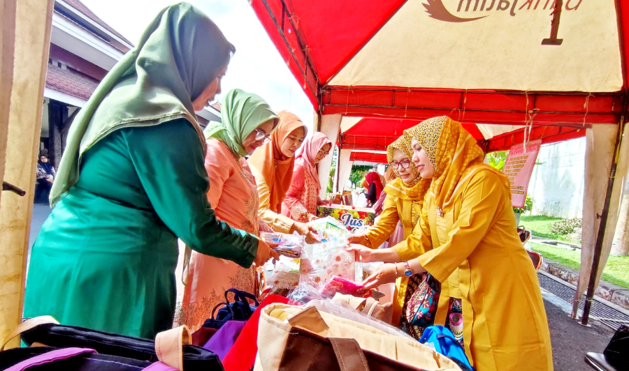Pj. Bupati Lumajang, Indah Wahyuni (Yuyun) menyerukan warga Lumajang untuk mencintai produk daerah, salah satunya kain batik Lumajang. (Foto: Kominfo Lumajang)