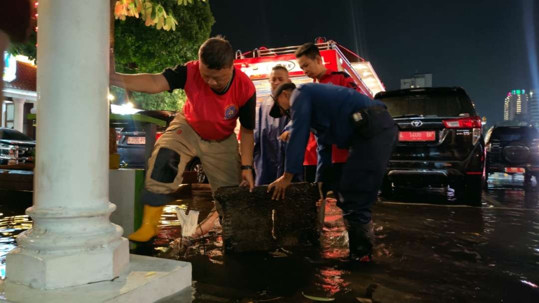 Petugas PMK melakukan evakuasi banjir di Gedung Negara Grahadi, Surabaya, Kamis 7 Desember 2023. (Foto: Fariz Yarbo/Ngopibareng.id)