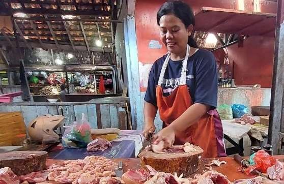 Seorang pedagang daging ayam di Pasar Baru, Kota Probolinggo. (Foto: Ikhsan Mahmudi/Ngopibareng.id).