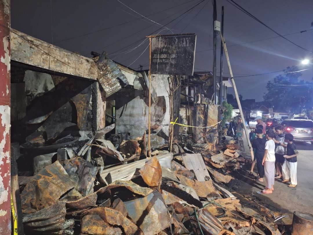 Ruko produksi abon yang hangus terbakar pada Kamis 7 Desember 2023, di Surabaya. (Foto: Julianus Palermo/Ngopibareng.id)